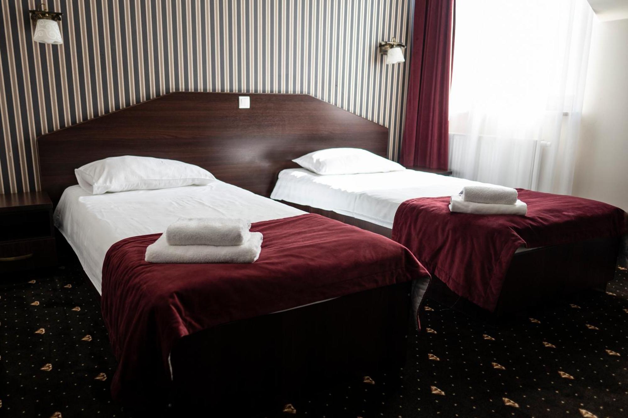 Hotel Podzamcze Гура-Кальвария Экстерьер фото