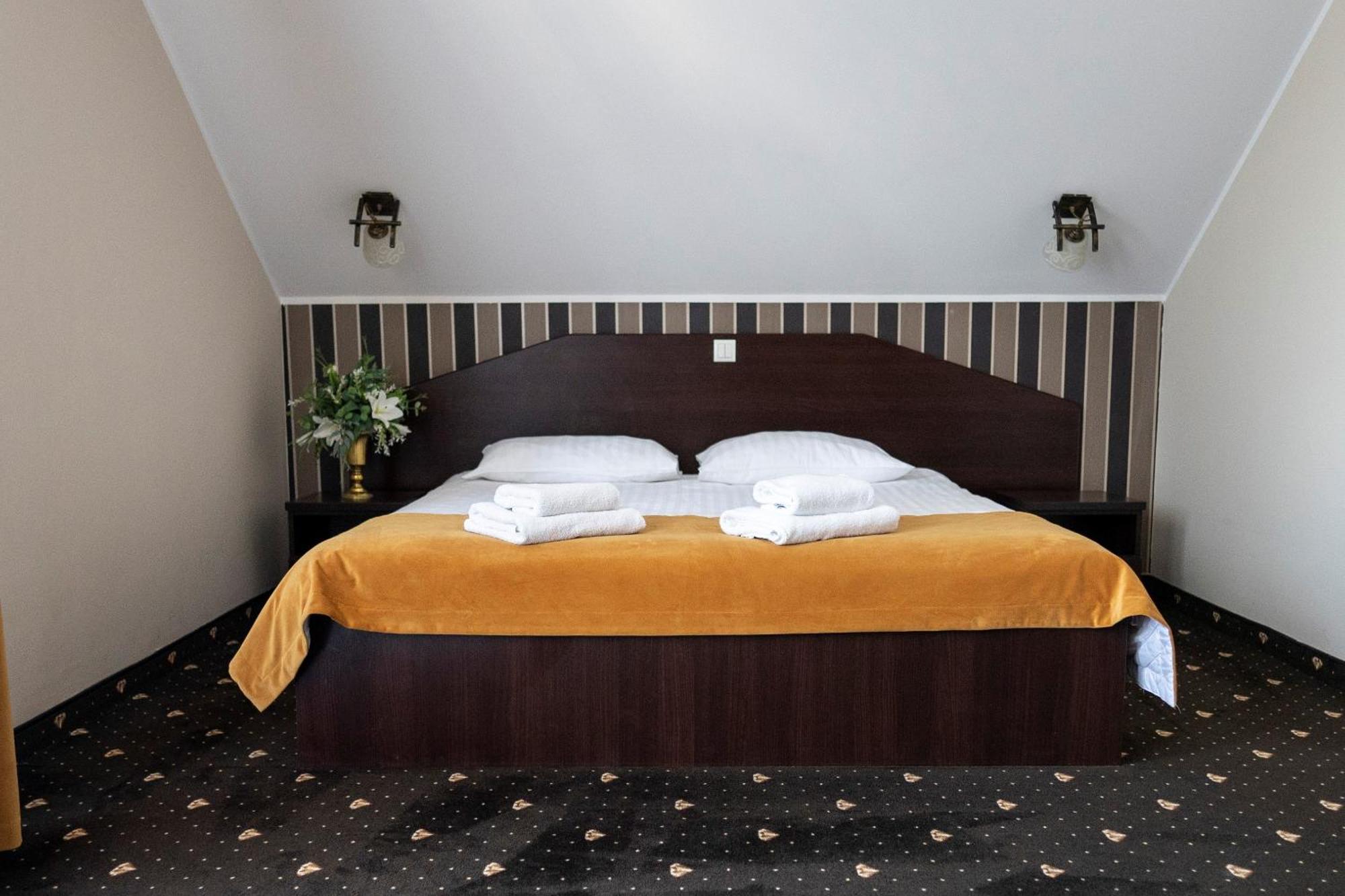 Hotel Podzamcze Гура-Кальвария Экстерьер фото